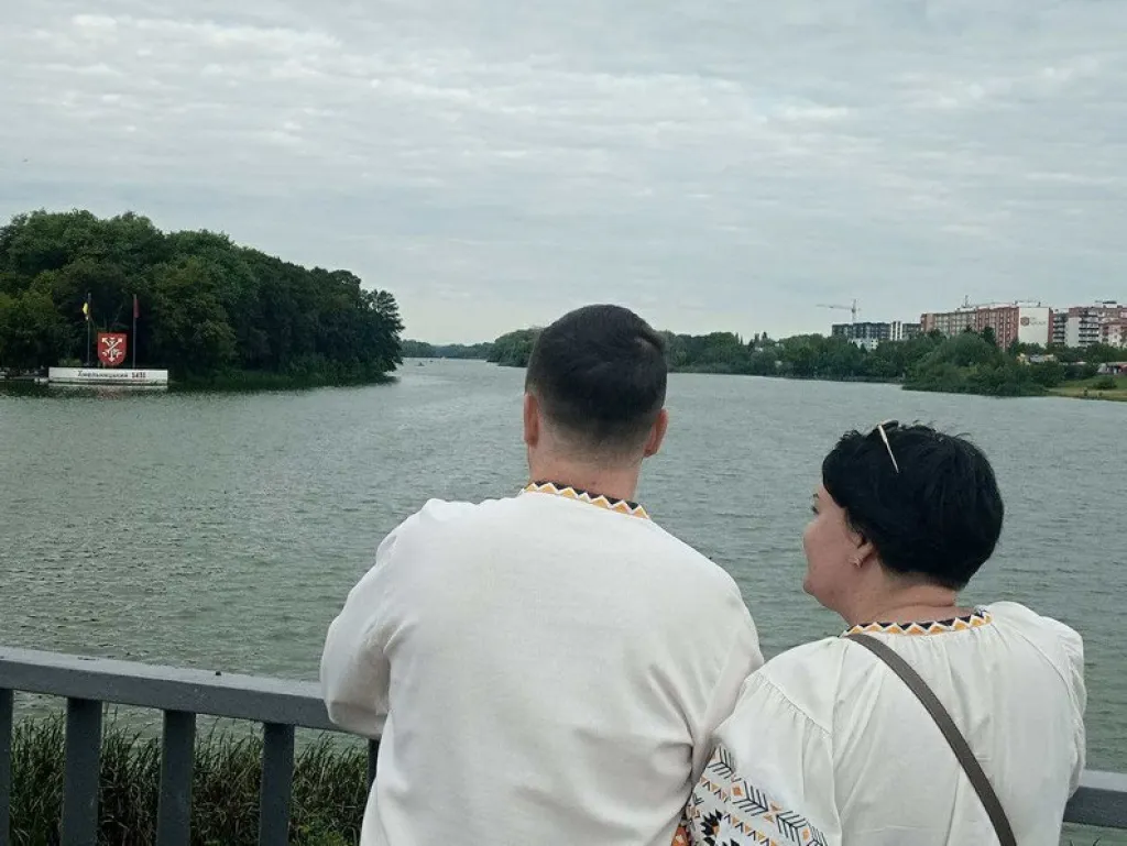 У Хмельницькому на “Острові кохання” підняли два прапори: День Державного прапора відзначили урочисто та зворушливо