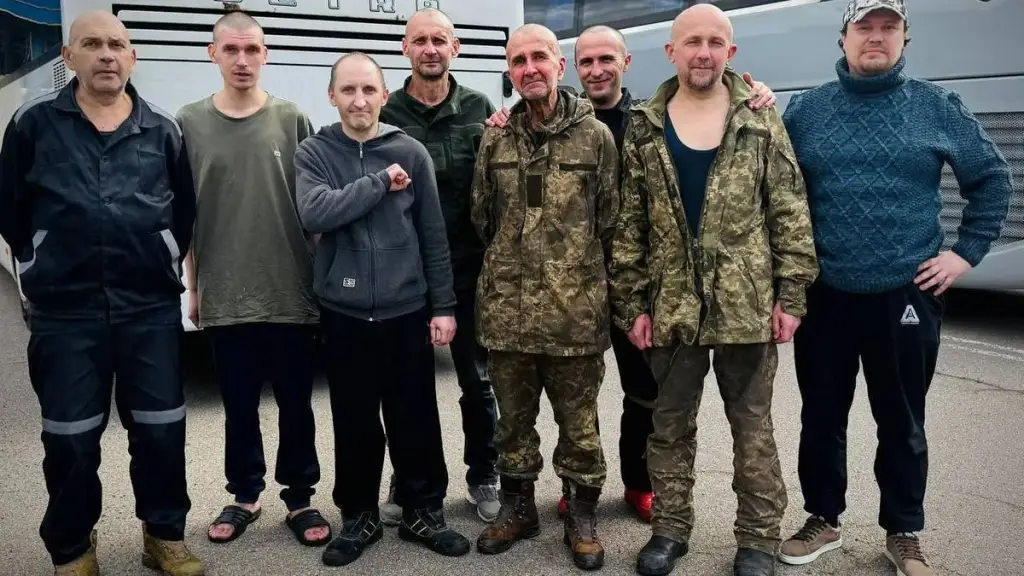 Україна повернула додому захисників та цивільних у рамках чергового обміну з Росією