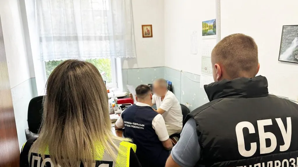На Хмельниччині двох чиновників підозрюють у незаконній передачі лікарняного корпусу під забудову