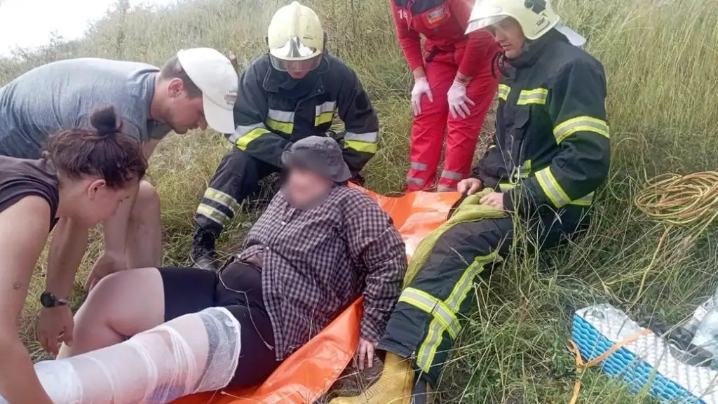 На Хмельниччині рятувальники допомогли жінці, яка травмувалася на схилі Дністра