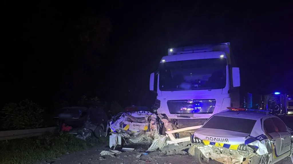 На Хмельниччині у ДТП постраждали четверо поліцейських і водій легковика