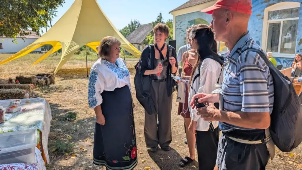 Міжнародний мистецький проєкт у Бакоті: митці з Європи та України створюють англомовний путівник