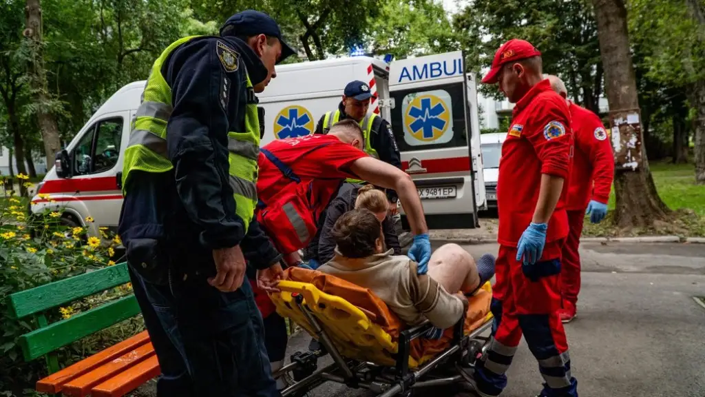 У Хмельницькому рятувальники винесли з пожежі чоловіка