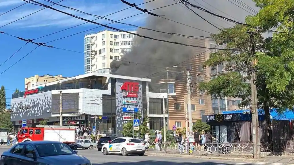 У Хмельницькому загорівся торговий центр «Проспект»