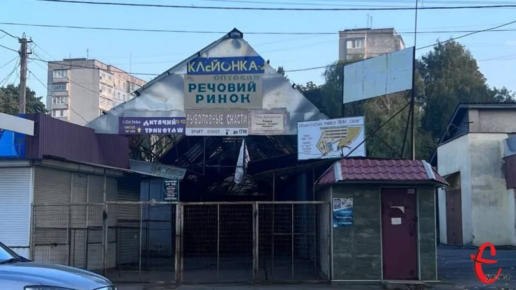 Російськомовні вивіски на хмельницькому ринку: чому їх досі не прибрали