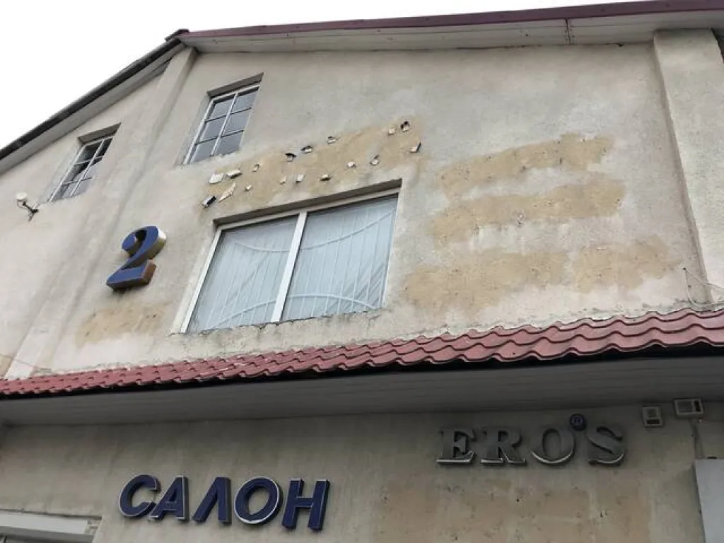 Російськомовні вивіски на хмельницькому ринку: чому їх досі не прибрали