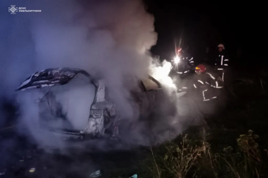 У Хмельницькому згорів автомобіль під час руху: рятувальники показали відео