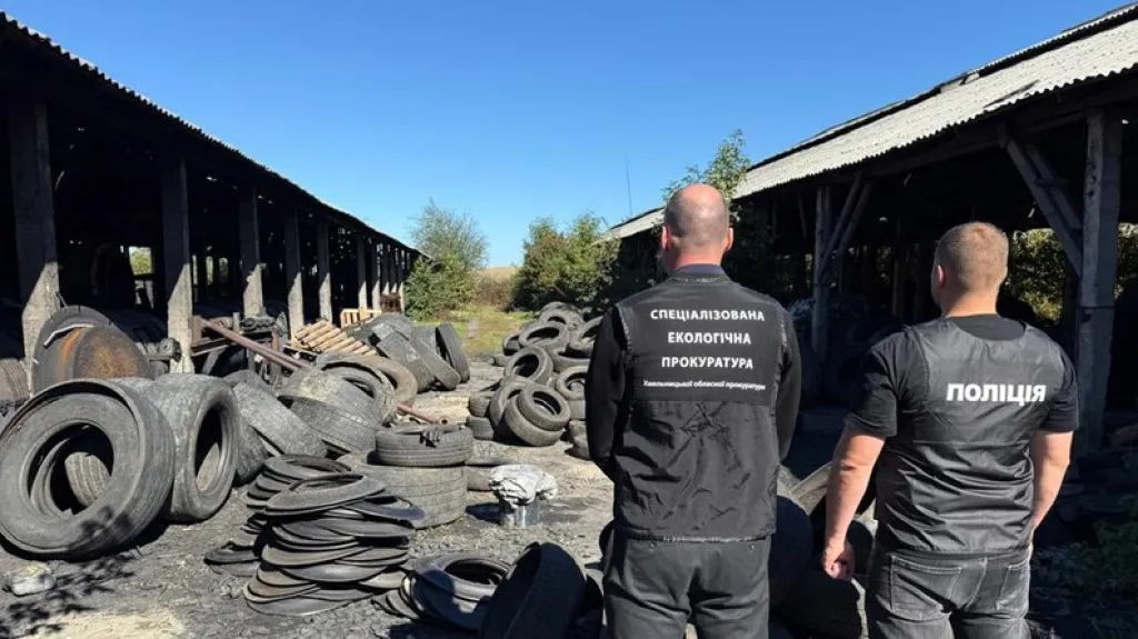 Поблизу Хмельницького викрили підпільне виробництво пального з шин