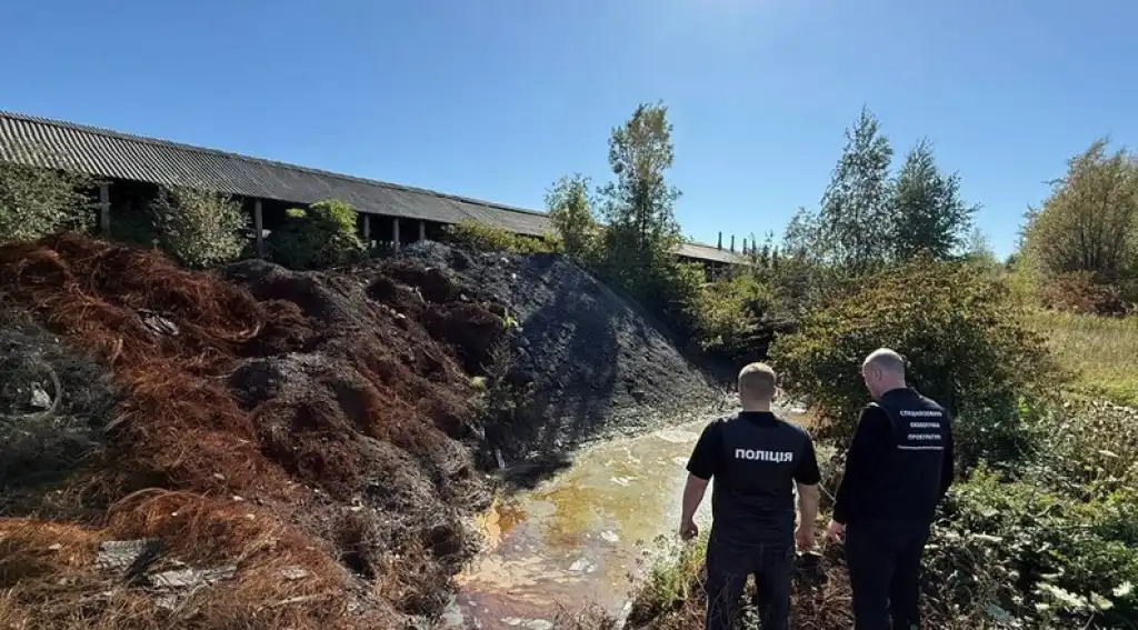 Поблизу Хмельницького викрили підпільне виробництво пального з шин