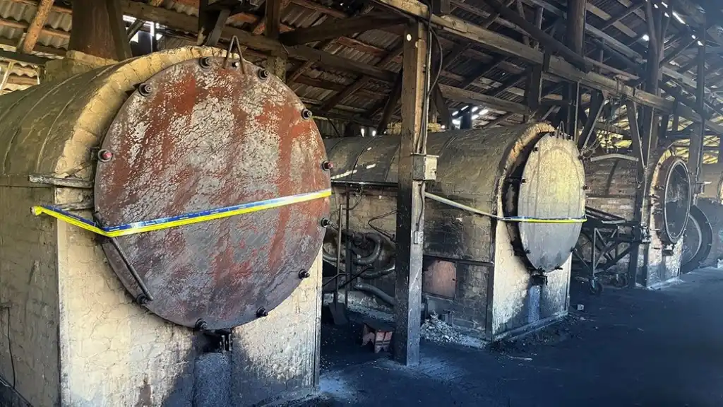 Поблизу Хмельницького викрили підпільне виробництво пального з шин