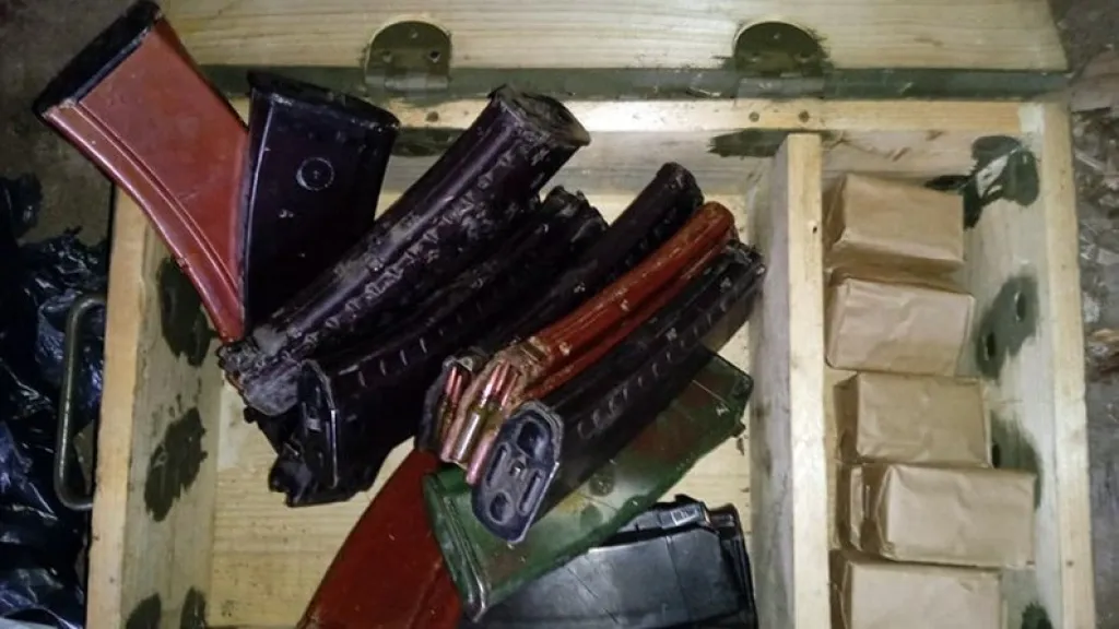 У селі на Хмельниччині виявили великий склад зброї: затримано 55-річного чоловіка