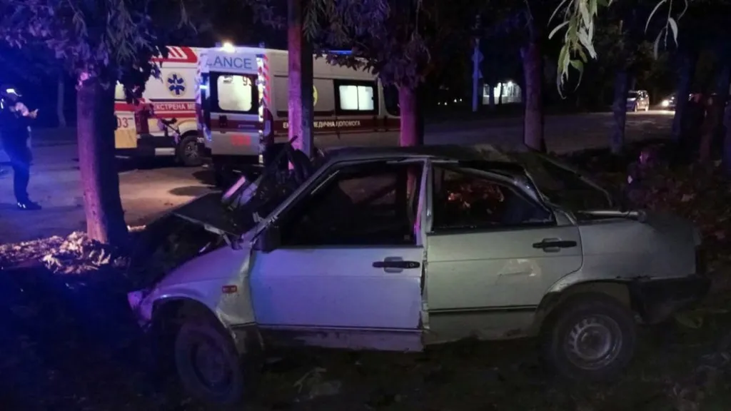 На Хмельниччині рятувальники визволили з понівеченої автівки 18-річного водія після ДТП