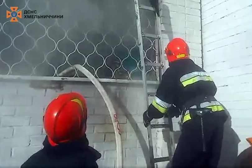На Хмельниччині за добу ліквідували три пожежі: двох людей вдалося врятувати