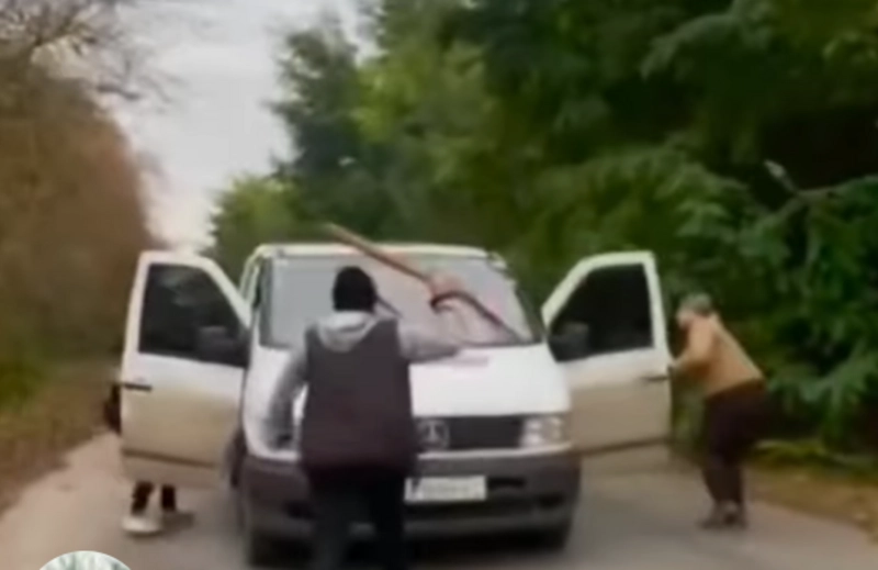 На Хмельниччині жінки заблокували авто ТЦК: у відомстві пояснили, що сталося