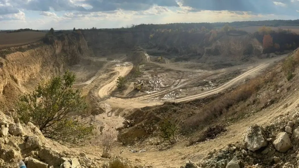 На Хмельниччині директора кар’єра підозрюють у незаконному видобутку вапняку на сотні мільйонів гривень