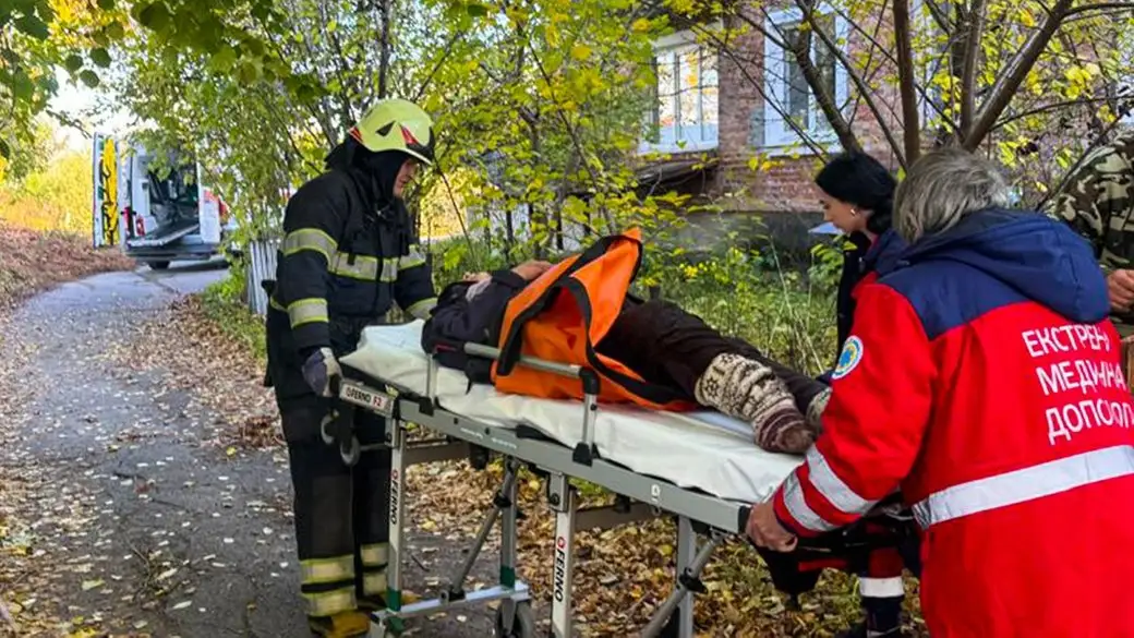 На Хмельниччині рятувальники визволили жінку, яка впала до льоху