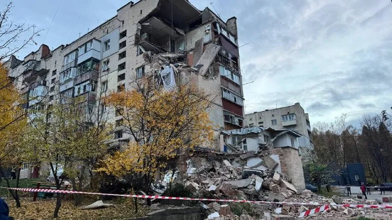У Хмельницькому стався вибух у багатоповерхівці: пошкоджено близько 20 квартир, під завалами шукають людину