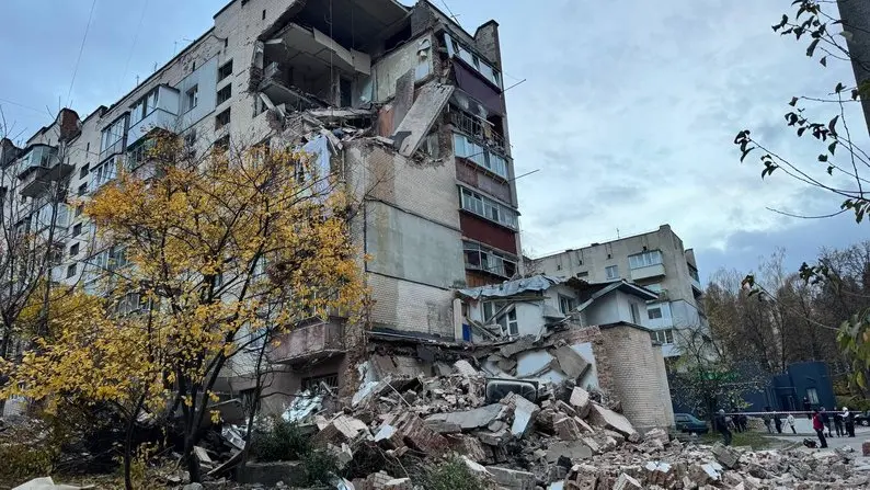 Вибух у багатоповерхівці Хмельницького: зруйновано дев’ять квартир, одна людина зникла безвісти