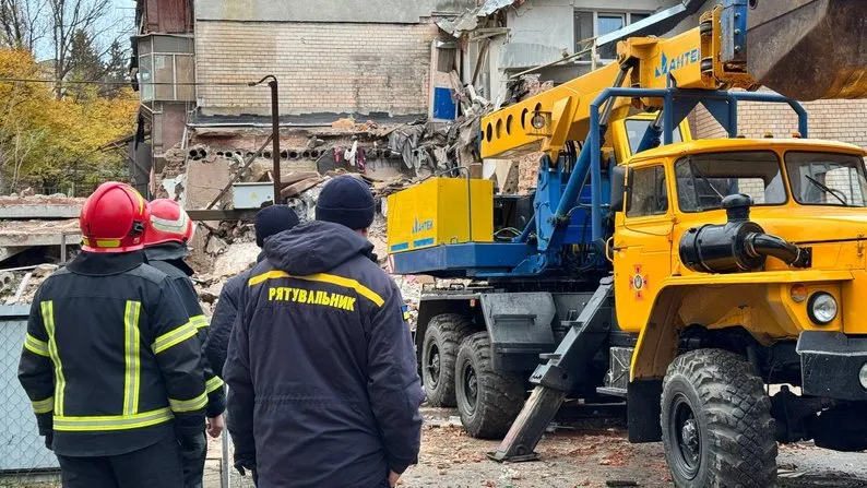 У Хмельницькому тривають роботи після вибуху на Тернопільській: двоє загиблих, десятки людей залишилися без житла