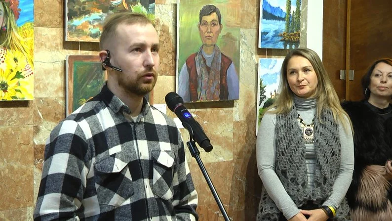 У Хмельницькому відкрили виставку ветерана ЗСУ Володимира Симанишина, який малює без рук