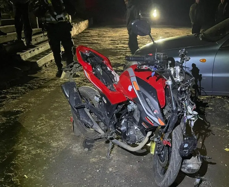 На Хмельниччині двоє підлітків травмувалися в ДТП: мотоцикл зіткнувся з автомобілем