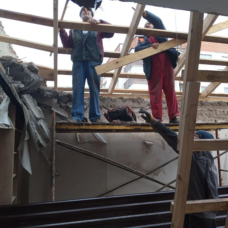 У Хмельницькому триває ліквідація наслідків вибуху: на місці зруйнованої багатоповерхівки зводять дерев’яний саркофаг