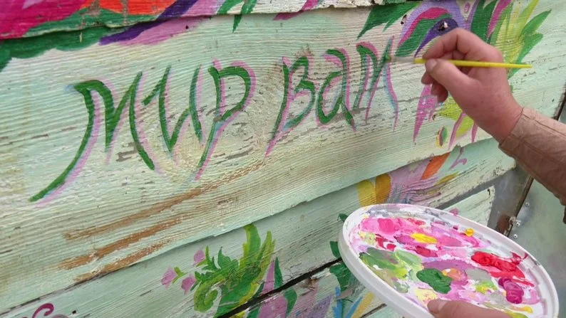 Художниця з Хмельниччини розписує криниці, щоб повернути людям надію і воду