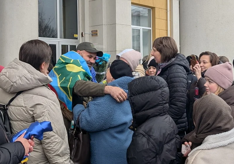 До рідної Славути повернувся старший сержант Сергій Оберман після понад двох років полону