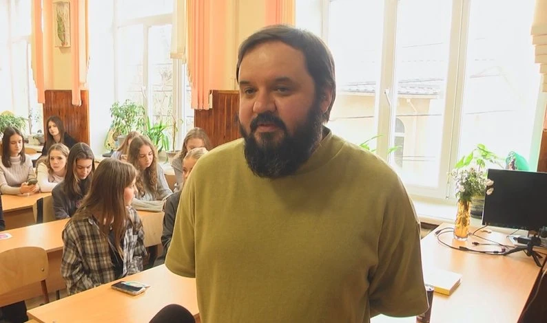 Як у хмельницьких школах проходять уроки, які замінюють театральною виставою Як у хмельницьких школах проходять уроки, які замінюють театральною виставою