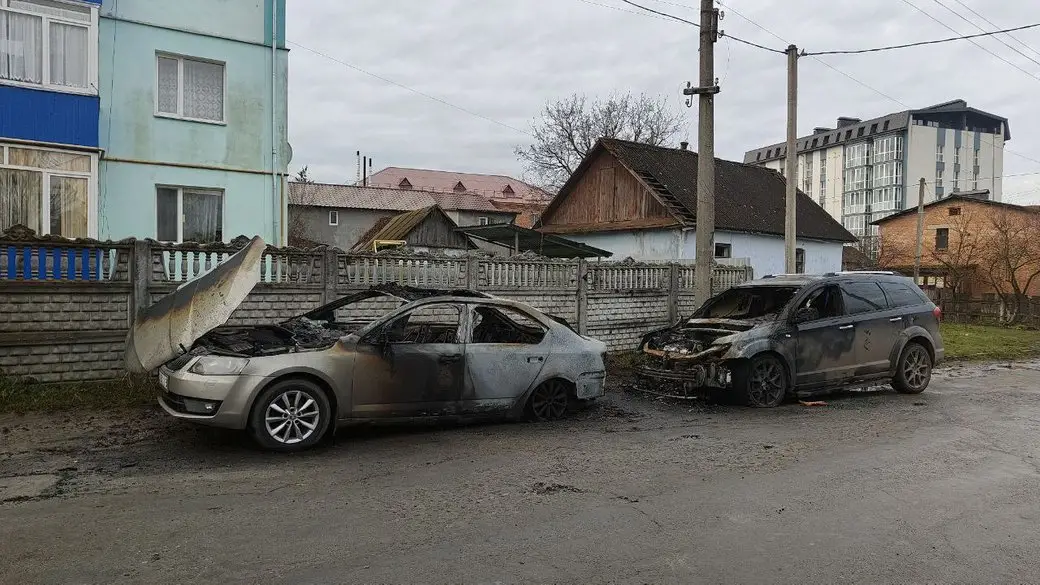 На Хмельниччині слідчі з’ясовують, чому вночі в Ізяславі загорілися два легковики