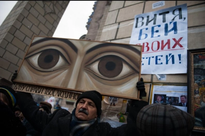 Гасла Революції Гідності: як звучав Майдан від «Януковича в ж*п*, Україну в Європу!» до «Слава Україні! – Героям Слава!»