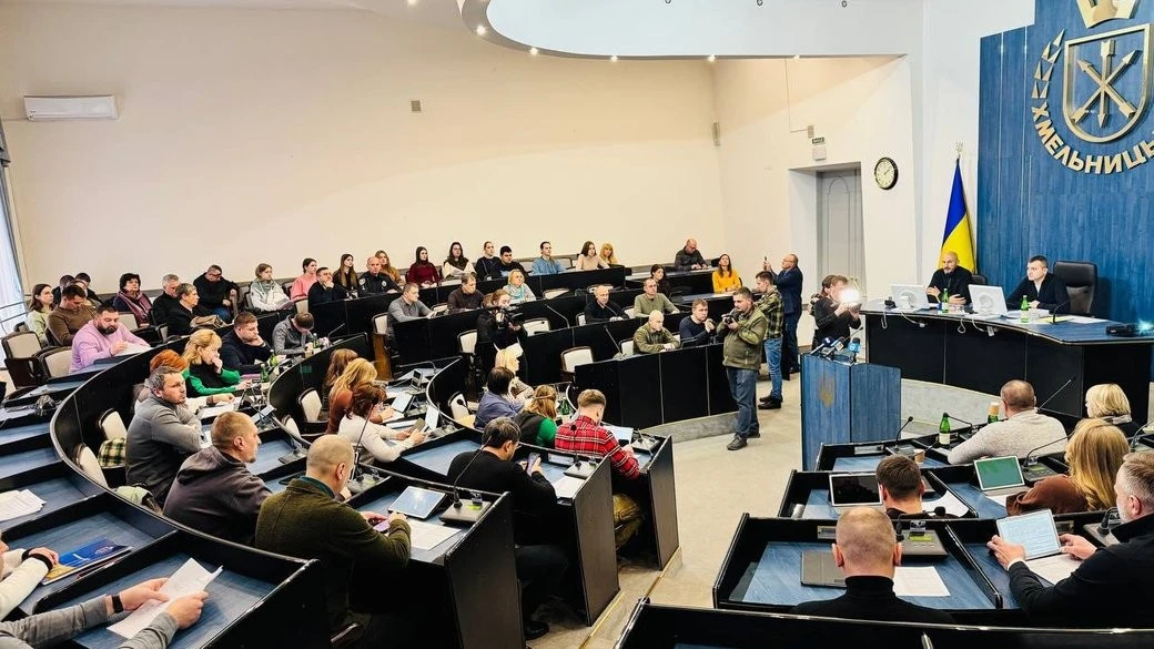 У Хмельницькому двоє представників міськради від «Слуги народу» припинили повноваження достроково