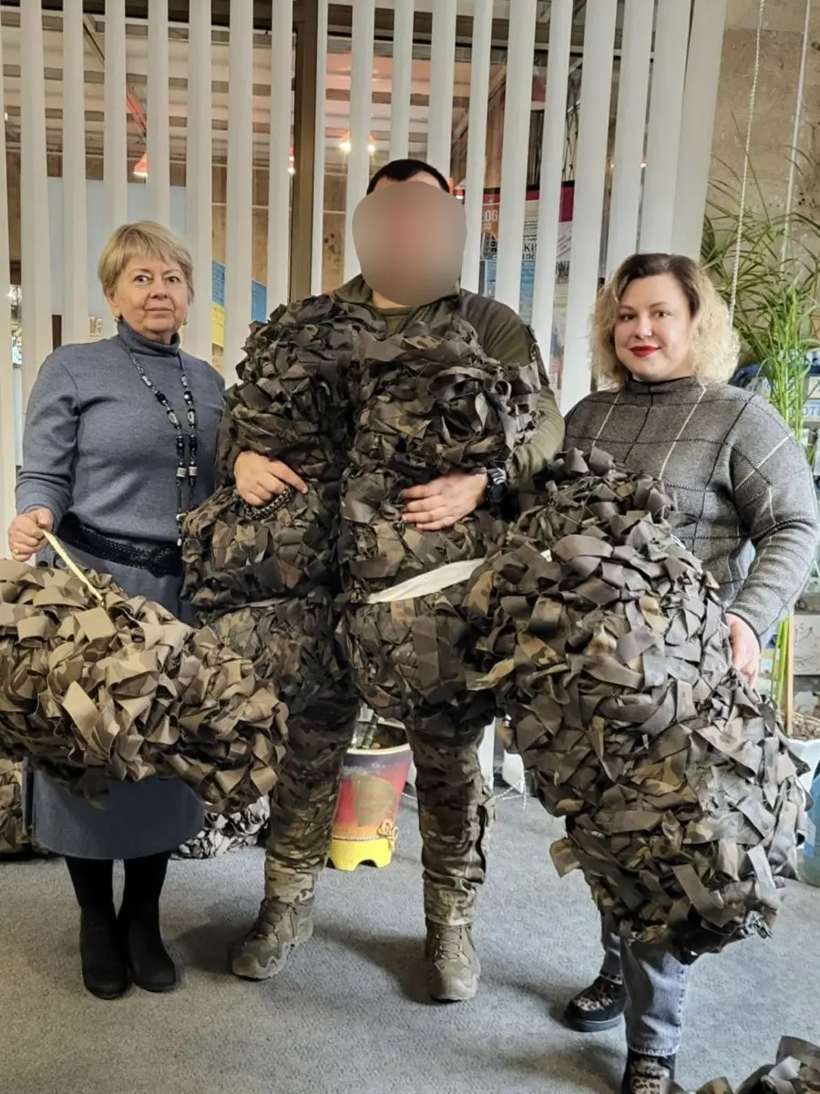 У Хмельницькому для фронту сплели “браслети виживання” та передали маскувальні сітки