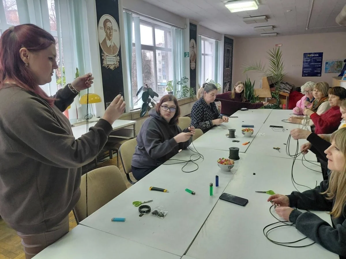 У Хмельницькому для фронту сплели “браслети виживання” та передали маскувальні сітки