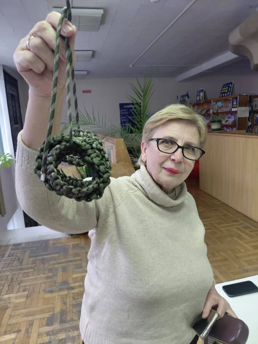 У Хмельницькому для фронту сплели “браслети виживання” та передали маскувальні сітки