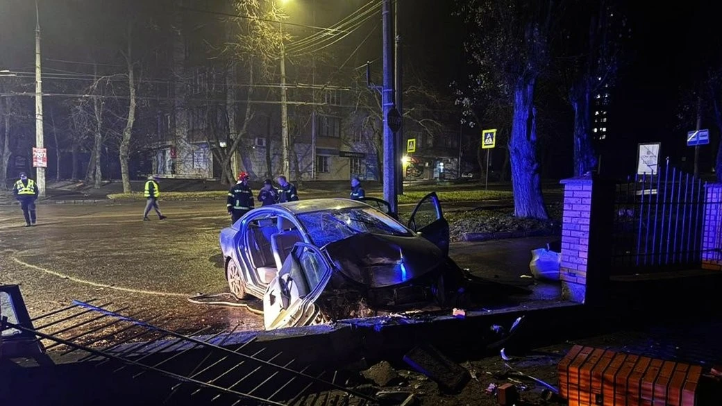 У Хмельницькому неповнолітній водій врізався в огорожу собору: двоє травмованих, поліція відкрила провадження
