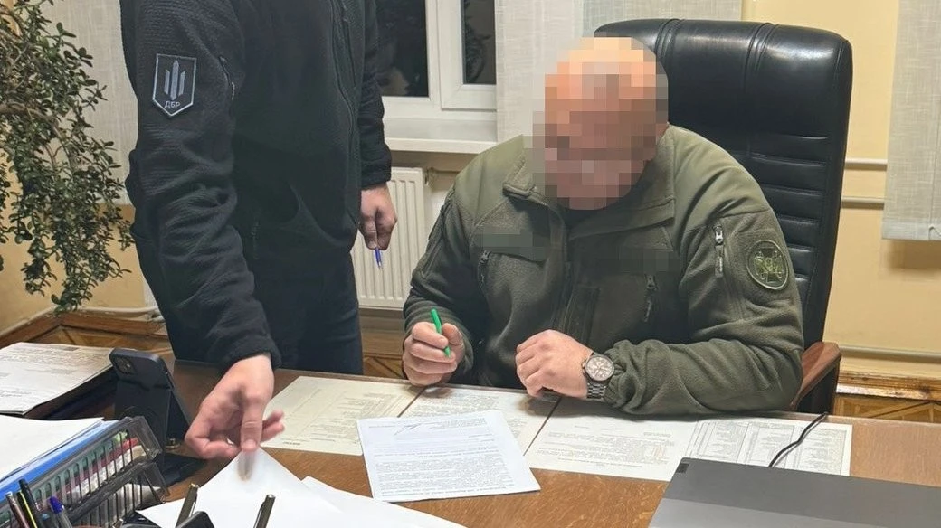Керівника колонії на Хмельниччині підозрюють у хабарництві на сотні тисяч гривень