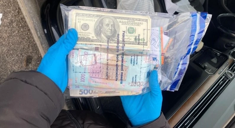 Керівника колонії на Хмельниччині підозрюють у хабарництві на сотні тисяч гривень