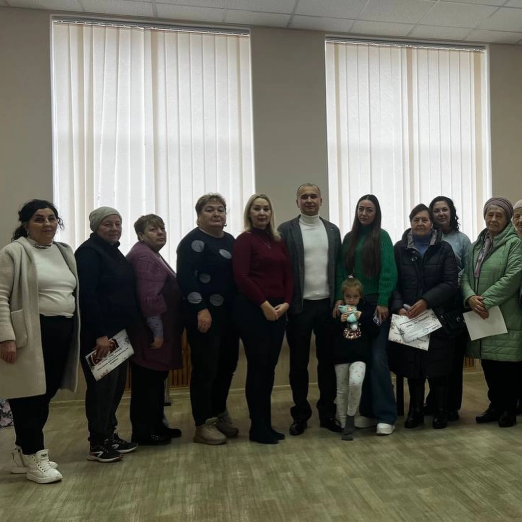 У Хмельницькому вшанували волонтерок, які плетуть маскувальні сітки для фронту