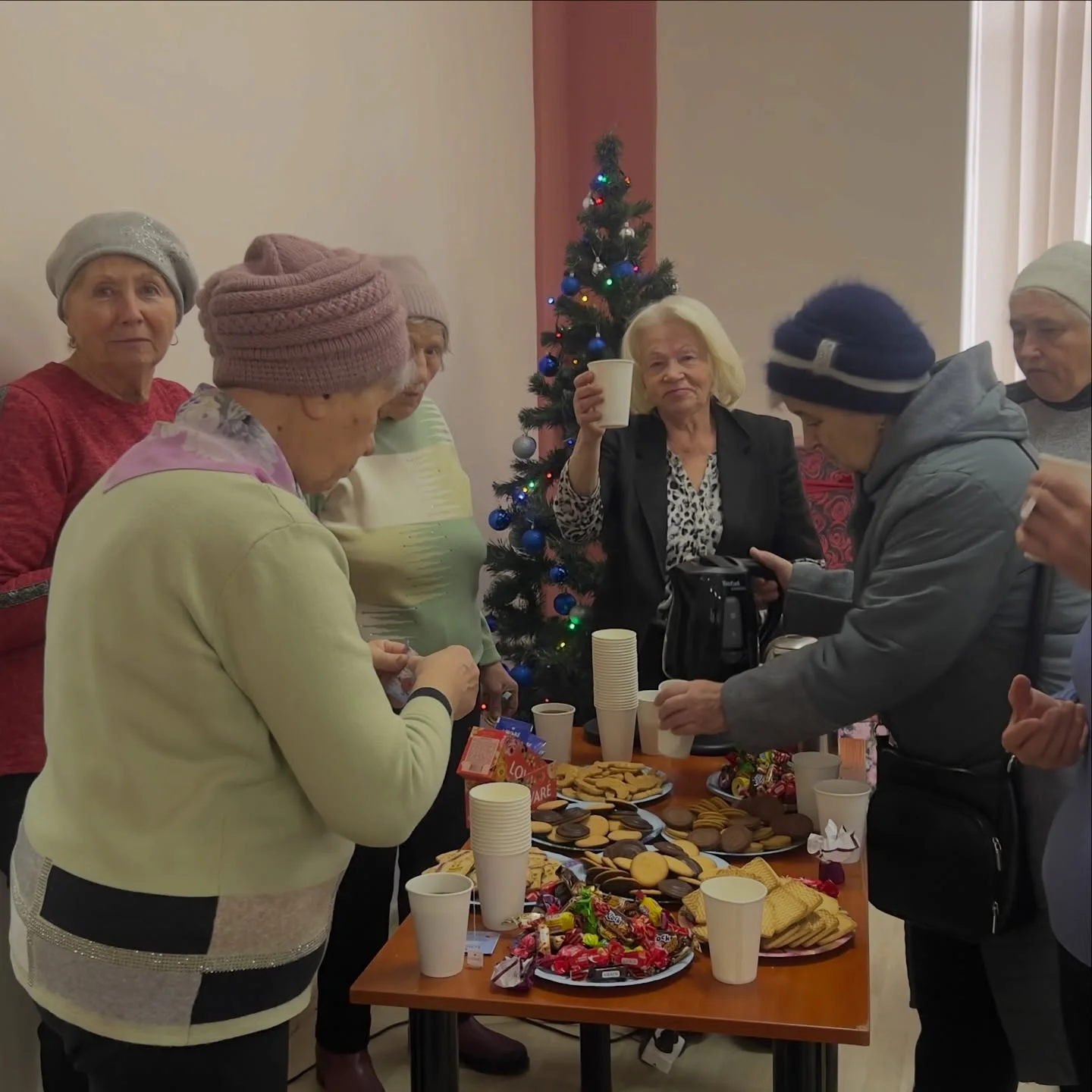 У Хмельницькому вшанували волонтерок, які плетуть маскувальні сітки для фронту