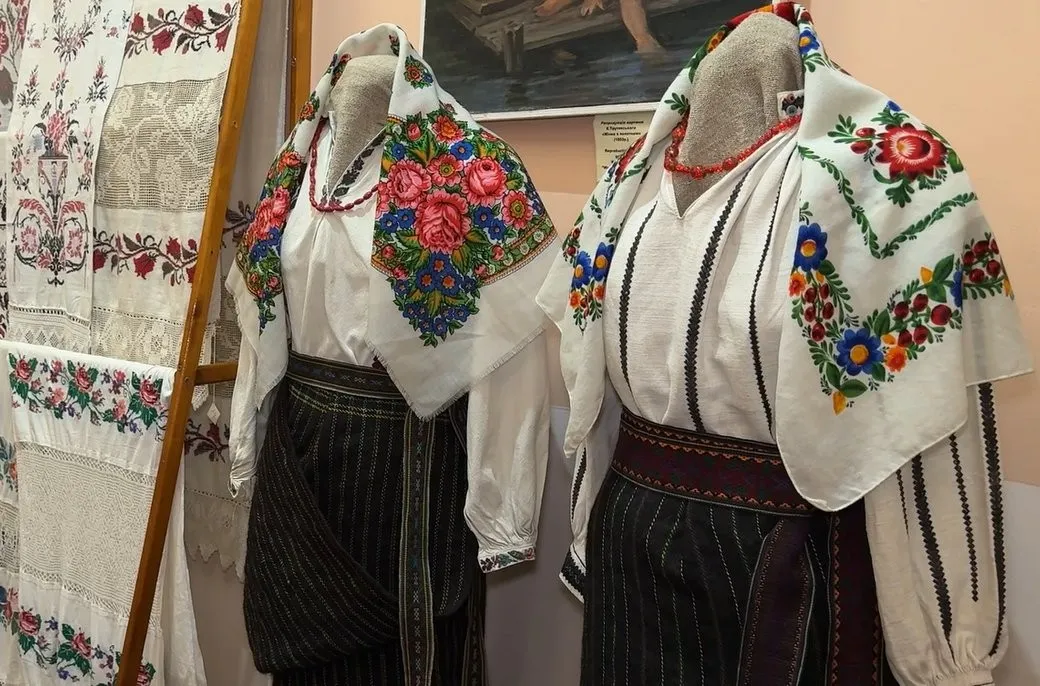 Українська хустка як пам’ять роду: жителька Хмельниччини зібрала унікальну колекцію