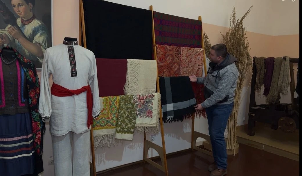 Українська хустка як пам’ять роду: жителька Хмельниччини зібрала унікальну колекцію
