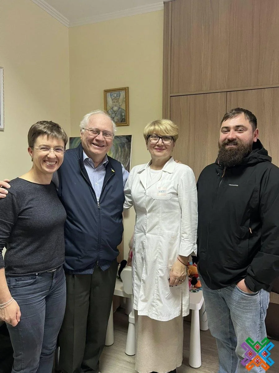 Іноземний волонтер привіз тепло і надію маленьким пацієнтам Хмельницької дитячої лікарні