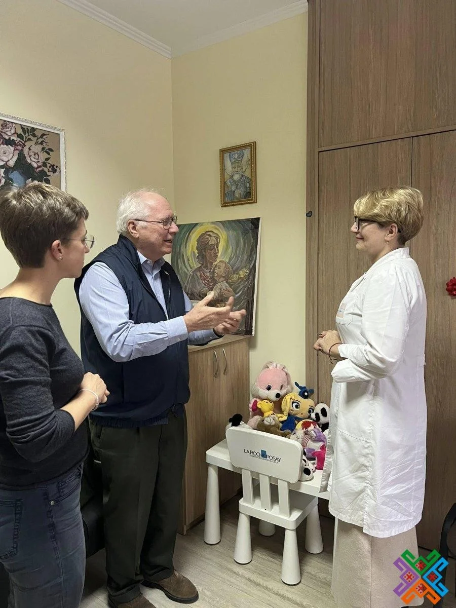 Іноземний волонтер привіз тепло і надію маленьким пацієнтам Хмельницької дитячої лікарні