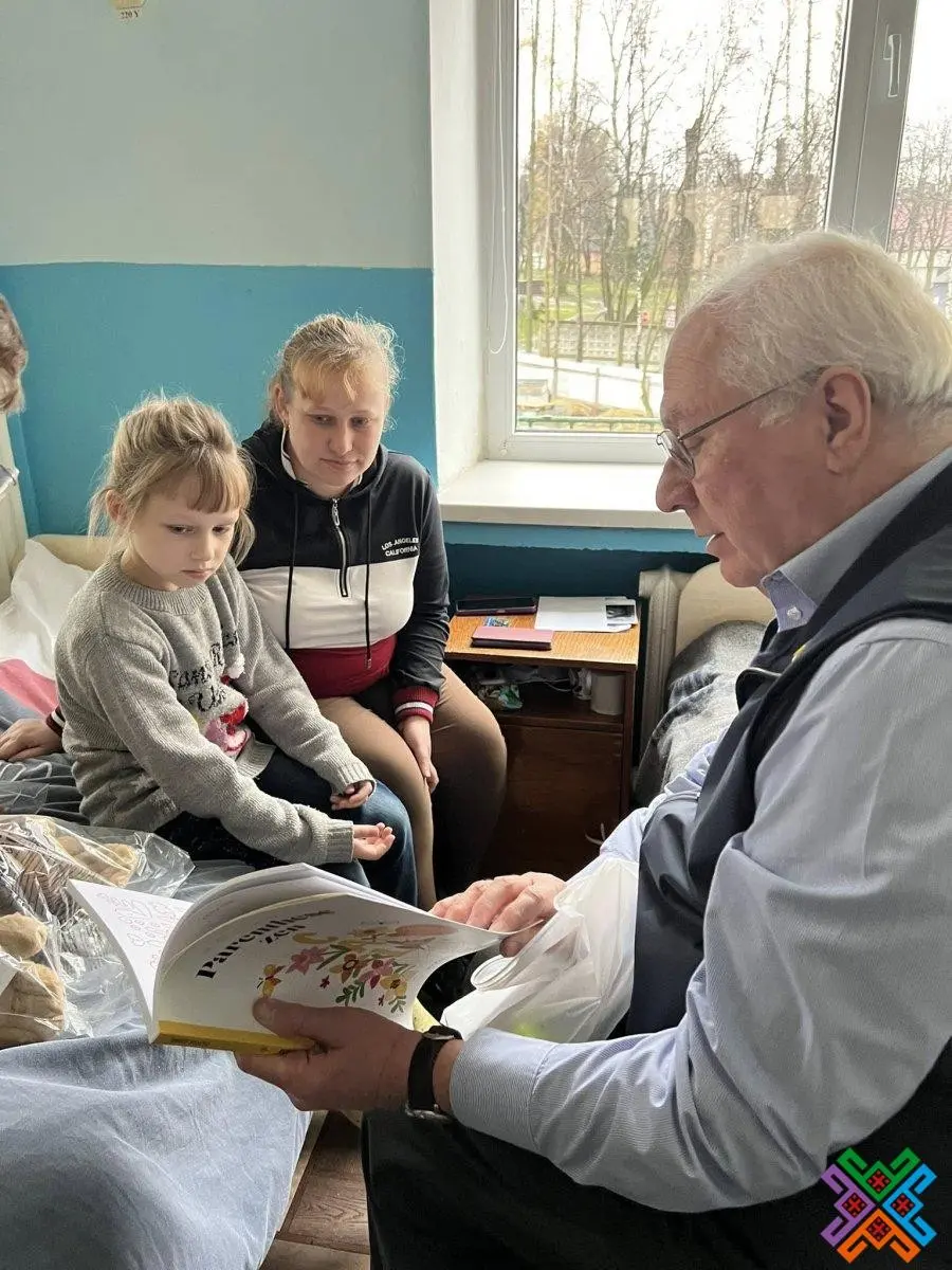 Іноземний волонтер привіз тепло і надію маленьким пацієнтам Хмельницької дитячої лікарні