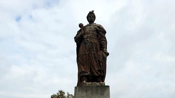 У Хмельницькому огороджують пошкоджений пам’ятник Хмельницькому: розпочато роботи з “консервації”