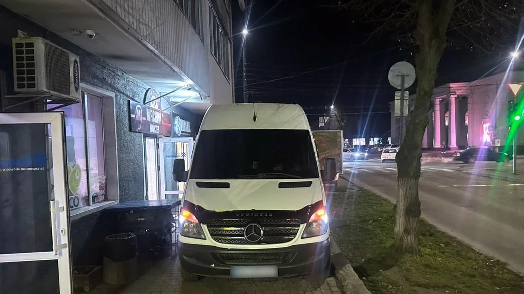 У Хмельницькому під час маневру заднім ходом водій збив літню пішохідку