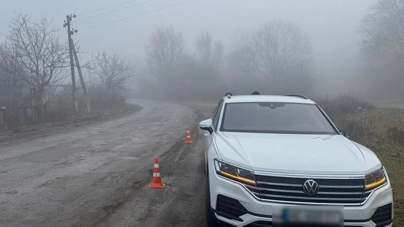 Два інциденти на дорогах Хмельниччини: пішохід і пасажир автобуса опинилися в лікарні