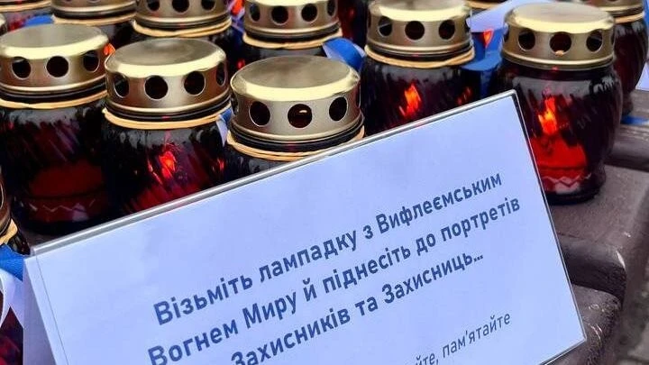 Світло пам’яті і єдності: у Хмельницькому перед Різдвом запалили Вифлеємський вогонь