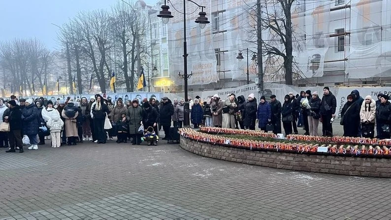 Світло пам’яті і єдності: у Хмельницькому перед Різдвом запалили Вифлеємський вогонь